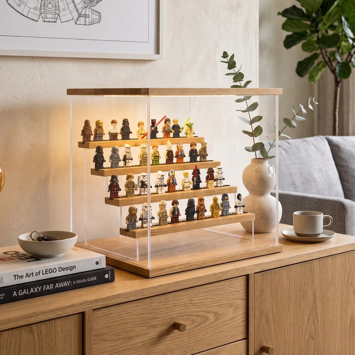 Passender Kallax Einsatz: die CUBE Vitrine für LEGO Minifiguren, Eichenholzrahmen und LED-Beleuchtung im Detail