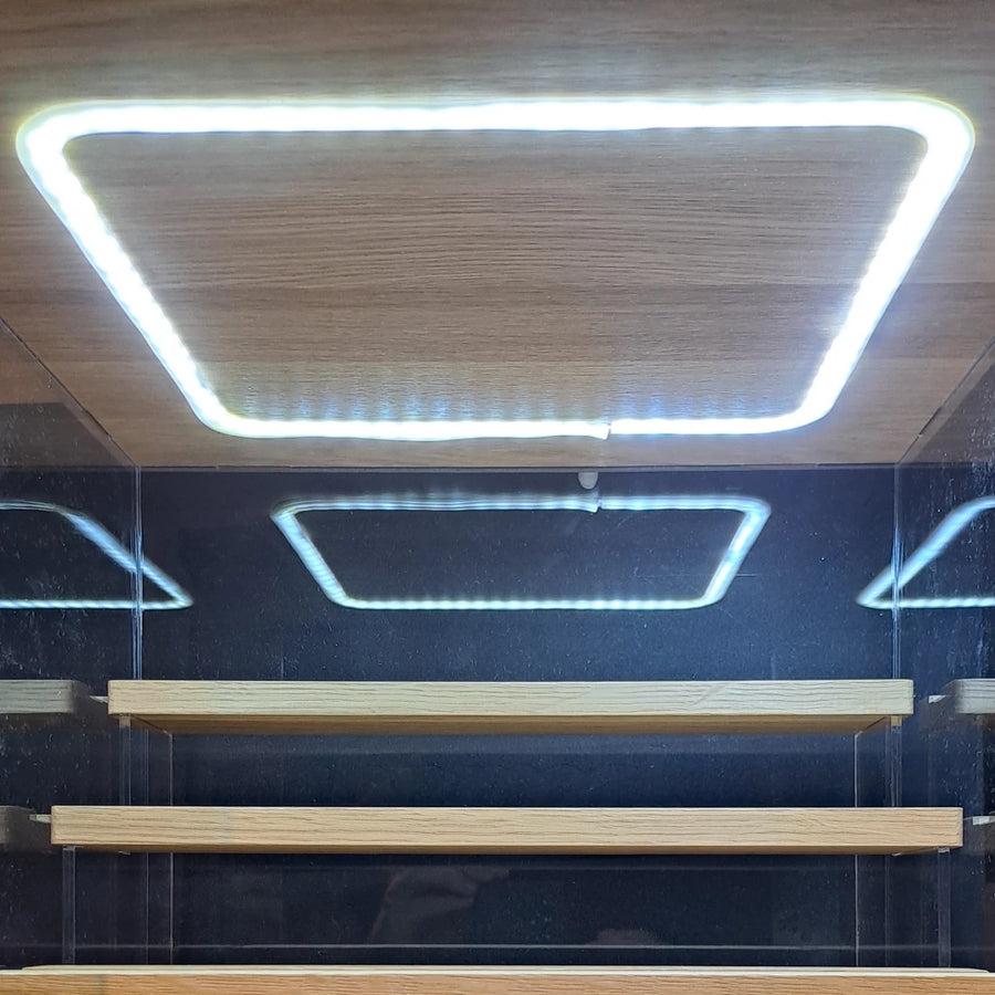 Verstecktes Kabelmanagement für die LED-Beleuchtung des Einsatzes fürs KALLAX-Regal.