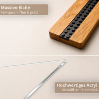 Nahaufnahme der LEGO Figuren Vitrine zeigt die feine Holzmaserung der Eiche und das kristallklare hoch hochwertige 4mm Acryl.