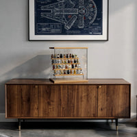 Schaukasten für LEGO Minifiguren auf einem Sideboard.