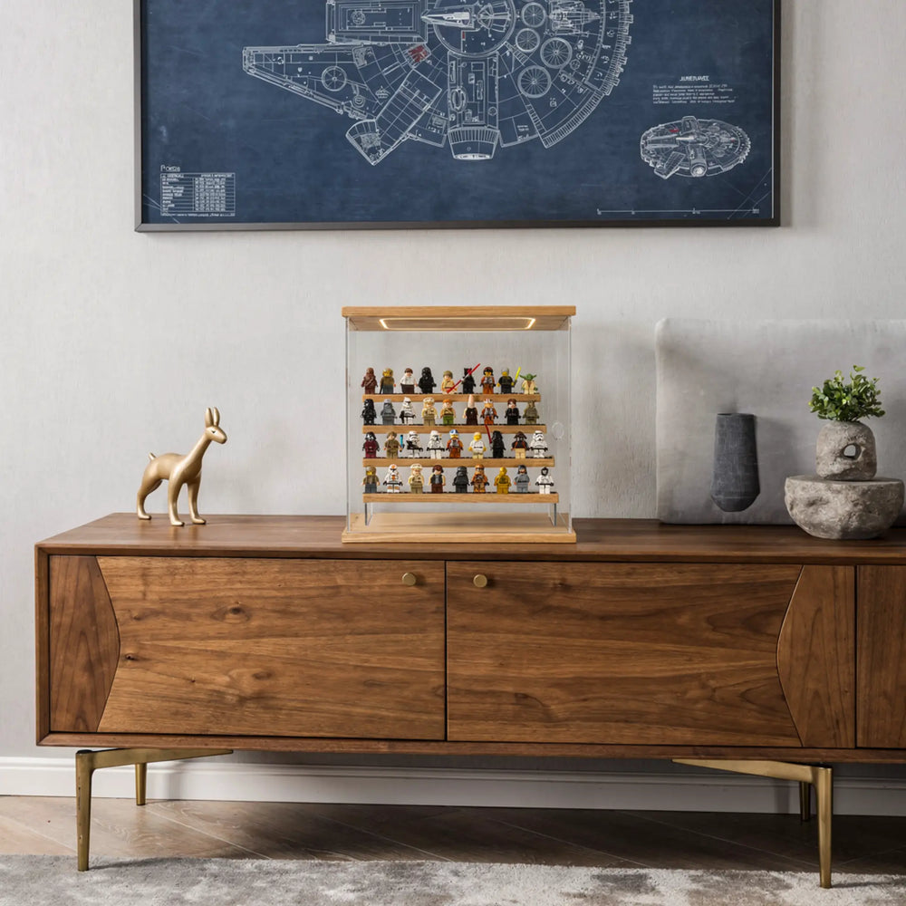Beleuchtete Vitrine für LEGO Figuren aus edlem Holz und Acryl, stilvoll dekoriert im Wohnzimmer.