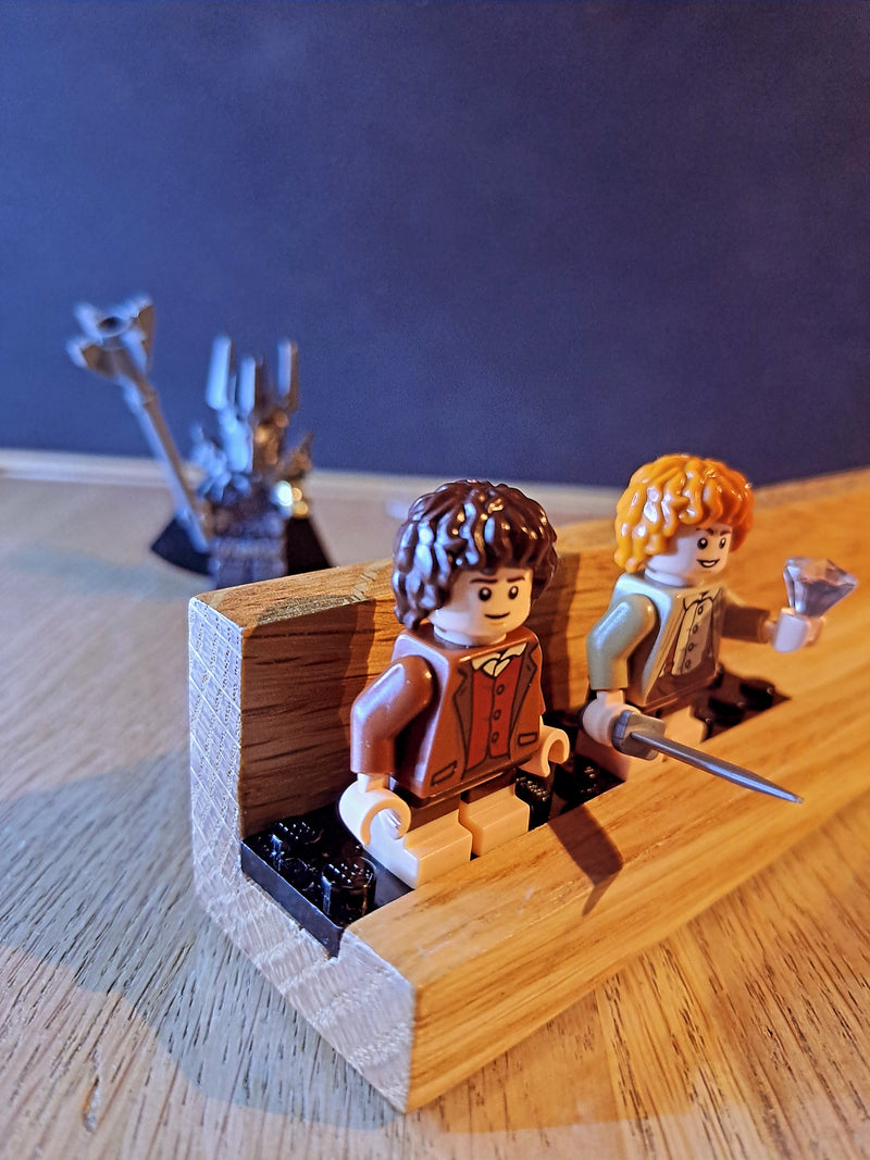 UNIT | Wandregal aus Eiche in L-Form für bis zu 38 Minifiguren (60,8 cm)